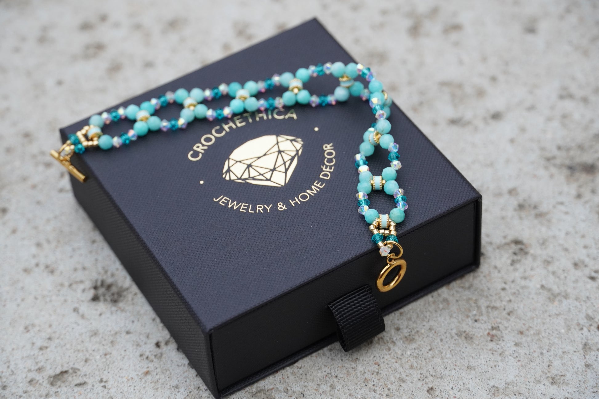 Peruvian amazonite beaded bracelet with gold-plated toggle clasp